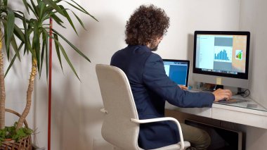 40 yaşındaki işadamı, Covid-19 Coronavirüs 'ün kapatılmasından sonra, evde çalışmaya devam ediyor. Aşı ve Yeşil, ev işçilerine yeni kurallar getirdi.