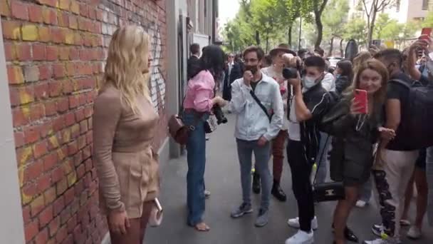 2021年9月 米兰时装周 Fendi事件 在模特时装秀结束后 摄影师和视频制作人在意大利索拉里大街的街上拍照 — 图库视频影像