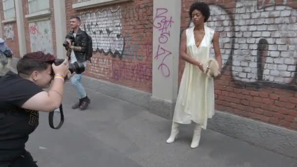ヨーロッパ イタリア ミラノ2021年9月 ミラノファッションウィーク フェンディイベント ブロガー 写真家 ビデオメーカーモデルのファッションショーの後 ソラーリ通りで写真を撮る — ストック動画