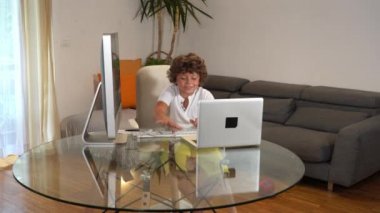 Avrupa, İtalya, Milano - 7 yaşında bir çocuk Covid-19 Coronavirus nedeniyle karantina altında. Oturma odasında bilgisayar laptopuyla okul dersi.