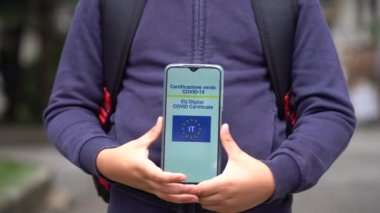 Avrupa, İtalya, Milano - Yeşil Geçiş ve çocuklar için aşı - Okul ayrıca Covid-19 Coronavirus salgını