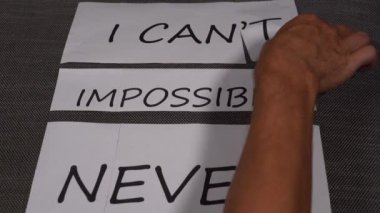 Motivasyon ve teşvik hedefi. Pozitif düşünme kavramı, kendine güven ve başarının başarısı. Bir harf kes ve her şeyi yapabilirsin. İmkansıza karşı, asla ve asla, yapamam.