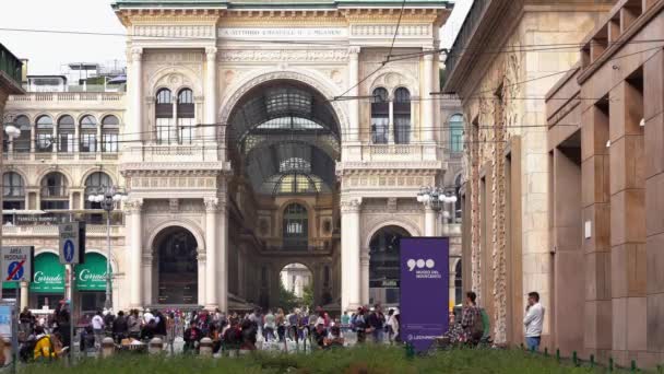 イタリア ミラノ 2021年9月 ヴィットリオ エマヌエーレ ギャラリー ドゥオーモ大聖堂広場の隔離閉鎖の終わり マスクなしの人々や観光客とダウンタウン — ストック動画