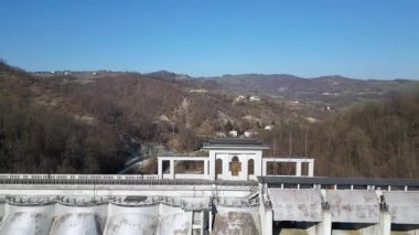 Avrupa, İtalya, Oltrepo Pavese, Molato Barajı Lombardy ile Emilia Romagna arasındaki Trebecco Gölü 'nün Tidone deresinin sularını kesiyor.  