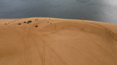 Mui Ne, Vietnam yakınlarındaki çöl kum tepeleri ve su arasındaki belirgin coğrafi zıtlık.
