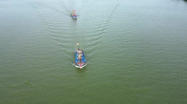 Asya, Vietnam, Hoi An Günlük yaşamı Thu Bon Nehri 'nde ağ ve balıkçı tekneleri ile yavaşça akıyor - Hoi An fenerlerin şehri, UNESCO Dünya Mirası Alanı