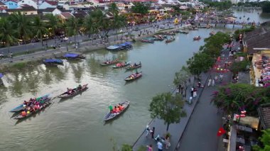 Asya, Vietnam, Hoi An, fenerlerin şehri, UNESCO Dünya Mirası Bölgesi. Thu Bon Nehri 'nde geceleri renkli fenerlerle geleneksel seyrüsefer - Vietnam turistik merkezi