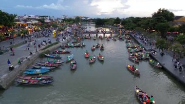 Asya, Vietnam, Hoi An, fenerlerin şehri, UNESCO Dünya Mirası Bölgesi. Thu Bon Nehri 'nde geceleri renkli fenerlerle geleneksel seyrüsefer - Vietnam turistik merkezi