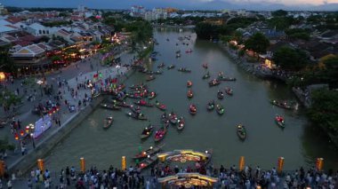 Asya, Vietnam, Hoi An, fenerlerin şehri, UNESCO Dünya Mirası Bölgesi. Thu Bon Nehri 'nde geceleri renkli fenerlerle geleneksel seyrüsefer - Vietnam turistik merkezi