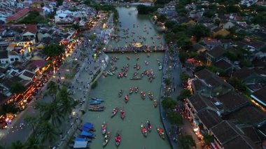 Asya, Vietnam, Hoi An, fenerlerin şehri, UNESCO Dünya Mirası Bölgesi. Thu Bon Nehri 'nde geceleri renkli fenerlerle geleneksel seyrüsefer - Vietnam turistik merkezi