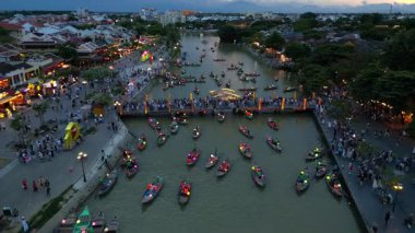 Asya, Vietnam, Hoi An, fenerlerin şehri, UNESCO Dünya Mirası Bölgesi. Thu Bon Nehri 'nde geceleri renkli fenerlerle geleneksel seyrüsefer - Vietnam turistik merkezi