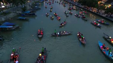 Asya, Vietnam, Hoi An, fenerlerin şehri, UNESCO Dünya Mirası Bölgesi. Thu Bon Nehri 'nde geceleri renkli fenerlerle geleneksel seyrüsefer - Vietnam turistik merkezi