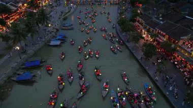 Asya, Vietnam, Hoi An, fenerlerin şehri, UNESCO Dünya Mirası Bölgesi. Thu Bon Nehri 'nde geceleri renkli fenerlerle geleneksel seyrüsefer - Vietnam turistik merkezi