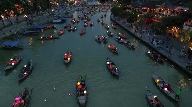 Asya, Vietnam, Hoi An, fenerlerin şehri, UNESCO Dünya Mirası Bölgesi. Thu Bon Nehri 'nde geceleri renkli fenerlerle geleneksel seyrüsefer - Vietnam turistik merkezi