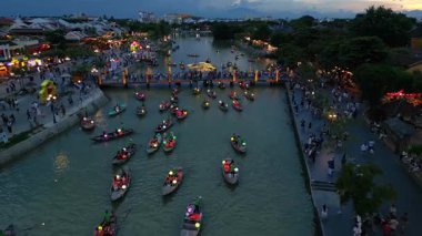 Asya, Vietnam, Hoi An, fenerlerin şehri, UNESCO Dünya Mirası Bölgesi. Thu Bon Nehri 'nde geceleri renkli fenerlerle geleneksel seyrüsefer - Vietnam turistik merkezi