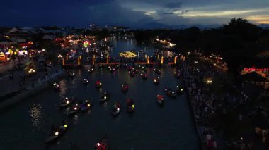 Asya, Vietnam, Hoi An, fenerlerin şehri, UNESCO Dünya Mirası Bölgesi. Thu Bon Nehri 'nde geceleri renkli fenerlerle geleneksel seyrüsefer - Vietnam turistik merkezi
