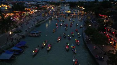 Asya, Vietnam, Hoi An, fenerlerin şehri, UNESCO Dünya Mirası Bölgesi. Thu Bon Nehri 'nde geceleri renkli fenerlerle geleneksel seyrüsefer - Vietnam turistik merkezi