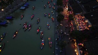 Asya, Vietnam, Hoi An, fenerlerin şehri, UNESCO Dünya Mirası Bölgesi. Thu Bon Nehri 'nde geceleri renkli fenerlerle geleneksel seyrüsefer - Vietnam turistik merkezi