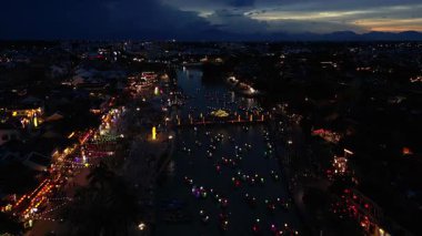 Asya, Vietnam, Hoi An, fenerlerin şehri, UNESCO Dünya Mirası Bölgesi. Thu Bon Nehri 'nde geceleri renkli fenerlerle geleneksel seyrüsefer - Vietnam turistik merkezi