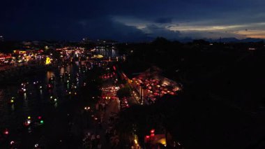 Asya, Vietnam, Hoi An, fenerlerin şehri, UNESCO Dünya Mirası Bölgesi. Thu Bon Nehri 'nde geceleri renkli fenerlerle geleneksel seyrüsefer - Vietnam turistik merkezi