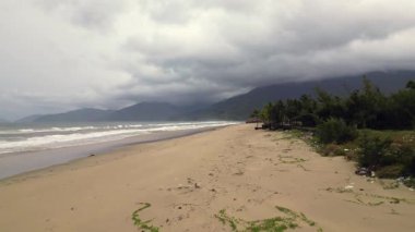 Güzel deniz manzarası ve bulutlu bir günde kumlu plaj.