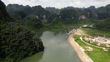 Asya, Ninh Binh ve Tam Coc, Vietnam 'ın Kızıl Nehir Delta bölgesinde. Muhteşem kireçtaşı karst oluşumları pirinç tarlalarından ve nehirlerden ortaya çıkar.