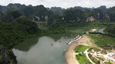 Asya, Ninh Binh ve Tam Coc, Vietnam 'ın Kızıl Nehir Delta bölgesinde. Muhteşem kireçtaşı karst oluşumları pirinç tarlalarından ve nehirlerden ortaya çıkar.