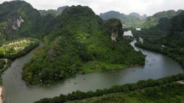 Asya, Ninh Binh ve Tam Coc, Vietnam 'ın Kızıl Nehir Delta bölgesinde. Muhteşem kireçtaşı karst oluşumları pirinç tarlalarından ve nehirlerden ortaya çıkar.
