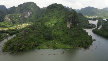 Asya, Ninh Binh ve Tam Coc, Vietnam 'ın Kızıl Nehir Delta bölgesinde. Muhteşem kireçtaşı karst oluşumları pirinç tarlalarından ve nehirlerden ortaya çıkar.