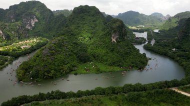 Asya, Ninh Binh ve Tam Coc, Vietnam 'ın Kızıl Nehir Delta bölgesinde. Muhteşem kireçtaşı karst oluşumları pirinç tarlalarından ve nehirlerden ortaya çıkar.