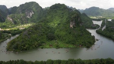 Asya, Ninh Binh ve Tam Coc, Vietnam 'ın Kızıl Nehir Delta bölgesinde. Muhteşem kireçtaşı karst oluşumları pirinç tarlalarından ve nehirlerden ortaya çıkar.