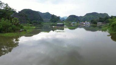 Asya, Vietnam 'ın Kızıl Nehir Deltası bölgesinde yaz tayfunu Ninh Binh ve Tam Coc tarafından sular altında bırakıldı.