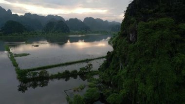 Asya, Ninh Binh ve Tam Coc Vietnam 'ın Red River Delta bölgesinde. Muhteşem kireçtaşı karst oluşumları pirinç tarlalarından ve nehirlerden ortaya çıkar.