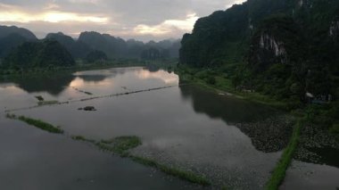 Asya, Ninh Binh ve Tam Coc Vietnam 'ın Red River Delta bölgesinde. Muhteşem kireçtaşı karst oluşumları pirinç tarlalarından ve nehirlerden ortaya çıkar.