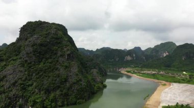 Asya, Ninh Binh ve Tam Coc Vietnam 'ın Red River Delta bölgesinde. Muhteşem kireçtaşı karst oluşumları pirinç tarlalarından ve nehirlerden ortaya çıkar.