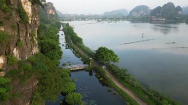 Asya, Ninh Binh ve Tam Coc, Vietnam 'ın Kızıl Nehir Delta bölgesinde. Muhteşem kireçtaşı karst oluşumları pirinç tarlalarından ve nehirlerden ortaya çıkar.
