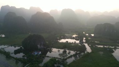 Asya, Vietnam 'ın Kızıl Nehir Deltası bölgesinde yaz tayfunu Ninh Binh ve Tam Coc tarafından sular altında bırakıldı.