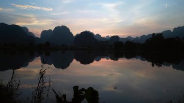 Asya, Ninh Binh ve Tam Coc, Vietnam 'ın Kızıl Nehir Delta bölgesinde. Muhteşem kireçtaşı karst oluşumları pirinç tarlalarından ve nehirlerden ortaya çıkar.