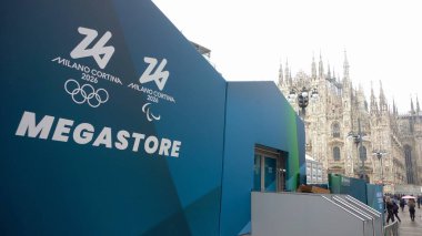 Milano 'daki Piazza Duomo Meydanı' nda düzenlenen Milano Cortina 2026 Kış Olimpiyatları 'na Avrupa, İtalya, Milano 12,15,2025 Geri sayım.