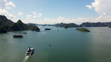 Sakin körfezdeki teknelerin hava görüntüsü