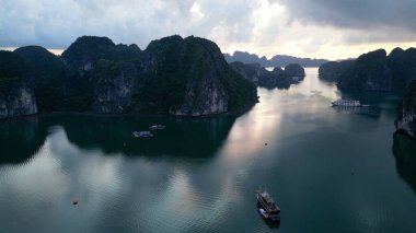 Kayalık adaların ve suyun havadan görünüşü