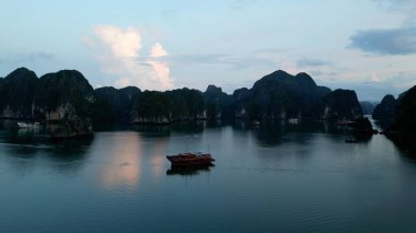 Sakin su dağları ve bulutları yansıtıyor.