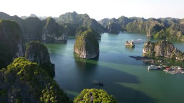 Sudaki kayalık adaların havadan görünüşü