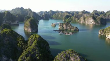 Sakin sulardaki adaların havadan görünüşü