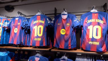 Avrupa, İspanya, Barselona - 1, 19, 2026: Lamine Yamal ve Johan Cruijff tişörtlü Barselona futbol mağazası