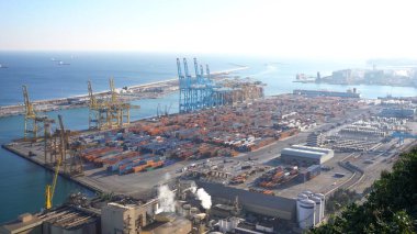 Montjuic 'ten Barcelona manzarası. Port Vell ve Barcelona ticari limanı dünyanın dört bir yanındaki varış noktalarına gitmek için hazır konteynırlarla
