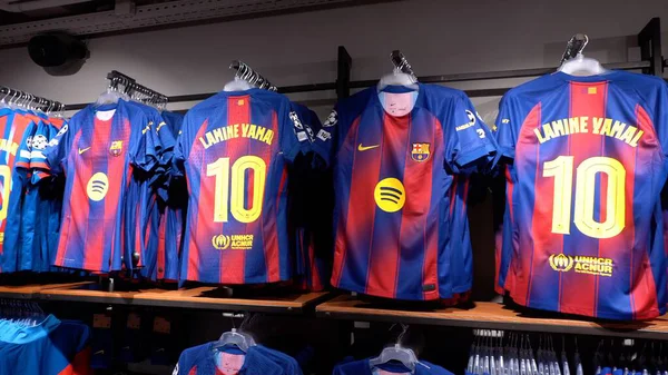 Avrupa, İspanya, Barselona - 1, 19, 2026: Lamine Yamal ve Johan Cruijff tişörtlü Barselona futbol mağazası