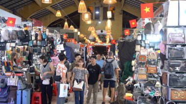 Asya, Vietnam, Ho Chi Minh - 02, 01, 2026: Ben Thanh Market Saigon şehir merkezinde yer alan büyük market, çeşitli gıda, giysi ve teknolojik eşyalar ve hediyelik eşya satışı - turizm merkezi