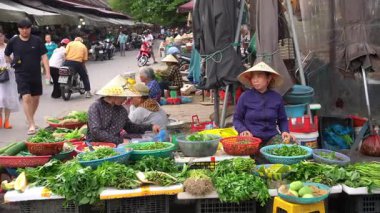 Hoi An 'daki geleneksel günlük yaşam - market, sokak yemekleri, Asya yemekleri. Vietnam mutfağı geleneği