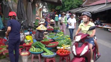 Hoi An 'daki geleneksel günlük yaşam - market, sokak yemekleri, Asya yemekleri. Vietnam mutfağı geleneği